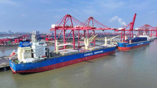 A COSCO vessel docks at Taicang Port,<strong></strong> Jiangsu province. (JI HAIXIN/FOR CHINA DAILY)
