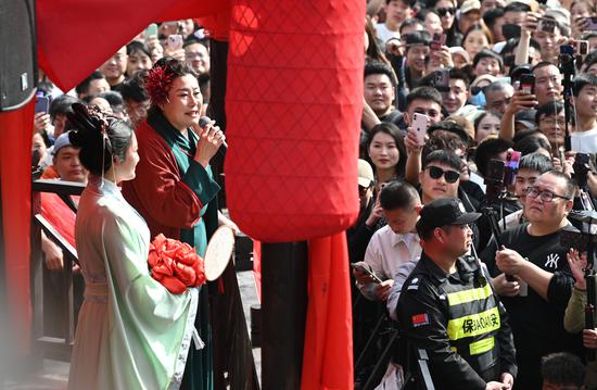 Zhao Mei (in red costume) portrays Wang Po in the live show Wang Po Matchmaking at Wansuishan Kungfu Theme Park in Kaifeng, Henan province, in March. (Photo/China Daily)