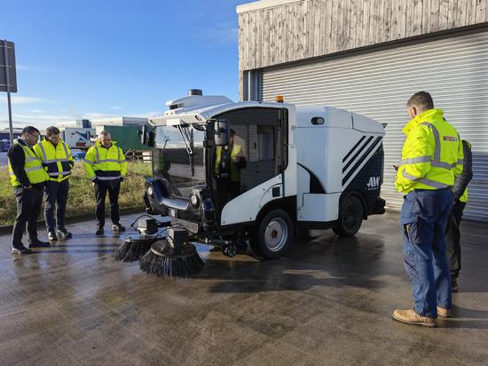 Autowise.ai's autonomous sweeper cleans the area in front of a distribution center of supermarket chain store SPAR in England in January. (CHINA DAILY)