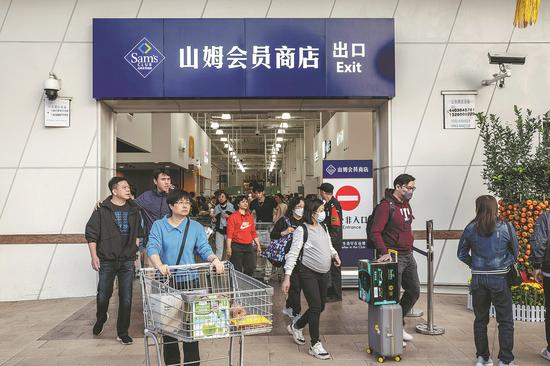 HK shoppers flocking north for bargains, fun and food