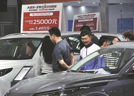 Shoppers look at cars on display at an auto expo in Handan,<strong></strong> Hebei province. (HU GAOLEI/FOR CHINA DAILY)