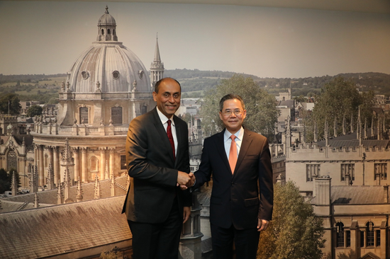China's Ambassador to the United Kingdom Zheng Zeguang meets with Dean of the Said Business School at the University of Oxford Soumitra Dutta on April 8.(Photo provided to China Daily)