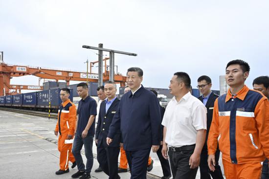 President Xi Jinping, who is also general secretary of the Communist Party of China Central Committee, inspects the Chongqing International Logistics Hub Park on Monday. （YUE YUEWEI/XINHUA）