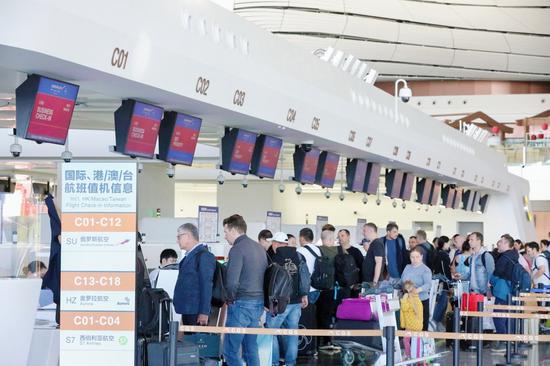 Visitors line up for check in at Beijing Daxing International Airport. (Photo by Chen Yongmin/For chinadaily.com.cn)