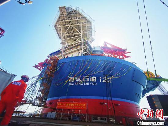 China's self developed cylindrical floating, production, storage and offloading (FPSO) facility, Haikui 1, was delivered in Qingdao, east China's Shandong Province, April 26, 2024. (Photo/China News Service)