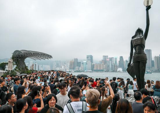 Tourists from the Chinese mainland flock to the Avenue of Stars in Tsim Sha Tsui, Hong Kong, on Thursday. [ANDY CHONG/CHINA DAILY]