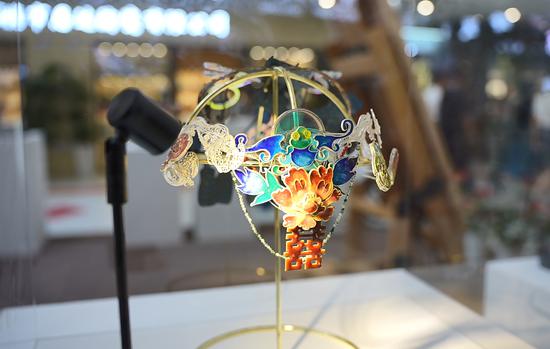 Creative ceramic jewelry showcase unique Chinese aesthetics