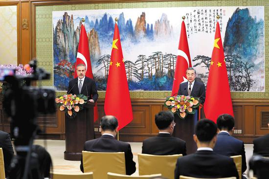 Foreign Minister Wang Yi (right) and Turkish Foreign Minister Hakan Fidan meet the media on Tuesday during a joint news conference after their meeting in Beijing. (WANG ZHUANGFEI/CHINA DAILY)