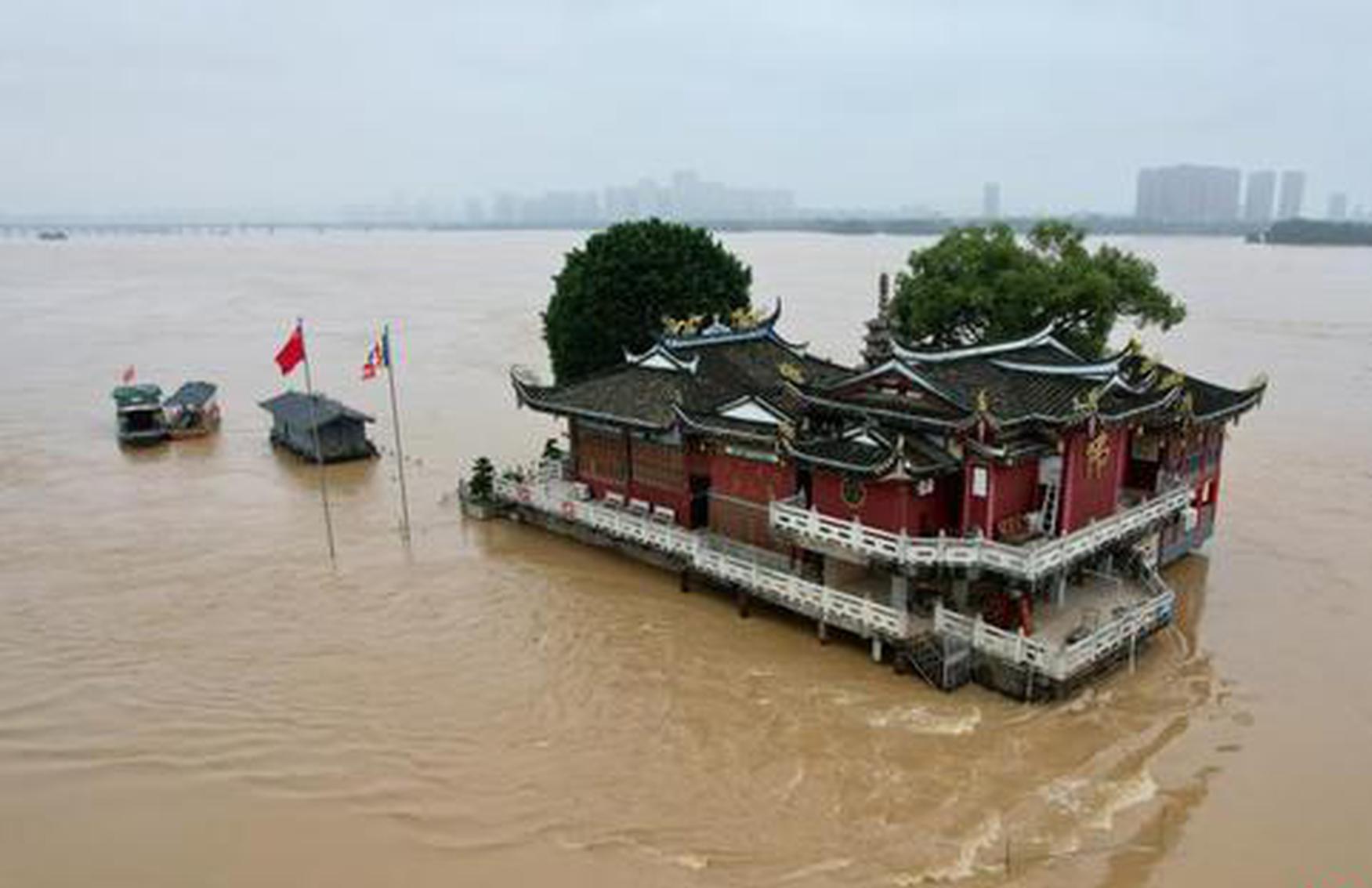 Flood in Fuzhou turns Jinshan into 'isolated temple'