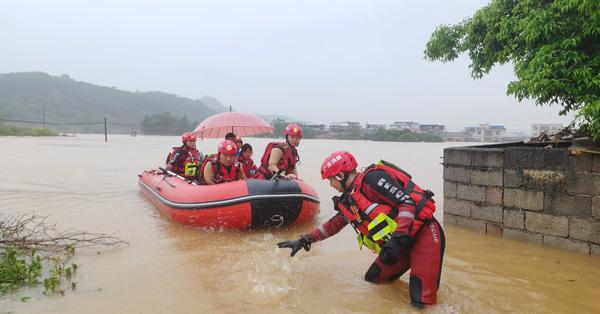 Rescue teams rush to transfer flood-trapped people in Guilin