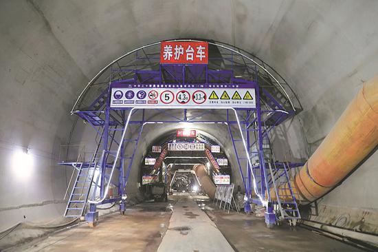 A view of the Wubailing Tunnel on the Jinhua-Jiande High-speed Railway in Zhejiang province that was bored through by China Railway 24th Bureau Group Corp recently. (PHOTO/CHINA DAILY)