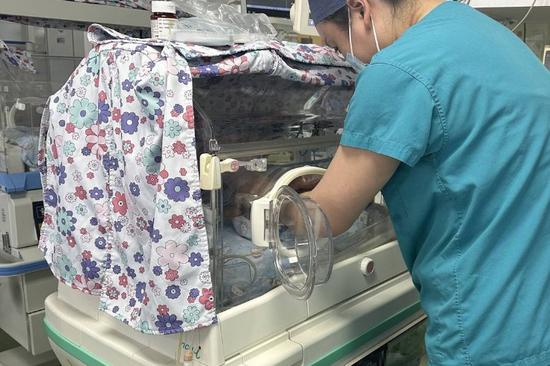 Premature baby recovers after intensive care