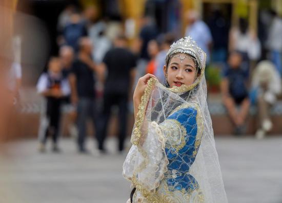 Ethnic costumes offer visitors fresh experience in Xinjiang