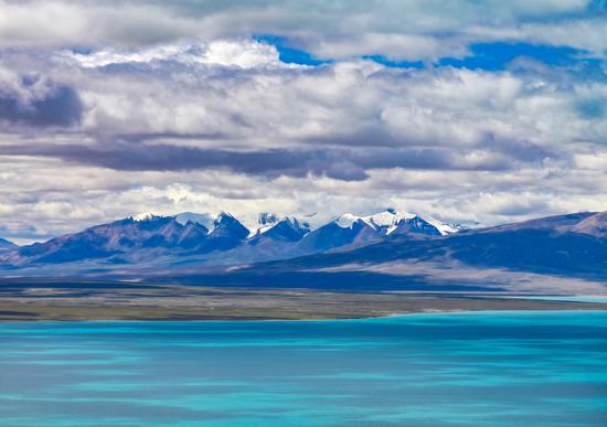 Magnificent autumn scenery of Tangra Yumco Lake in Xizang