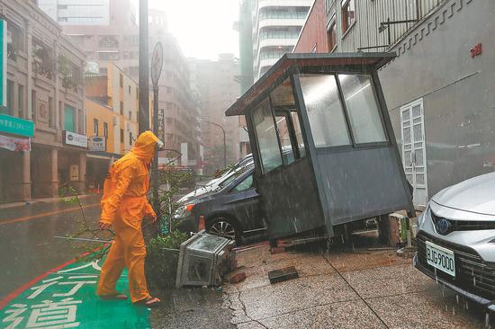 2 killed as Typhoon Krathon makes landfall in Taiwan