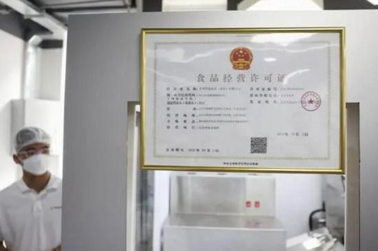 Beijing issues first catering business license to multitask cooking robot