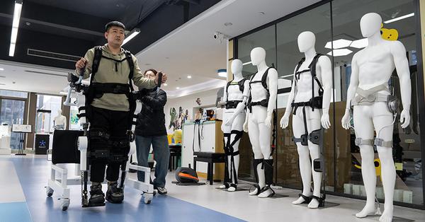 Robotic exoskeleton helps people with disabilities walk upright in Hangzhou