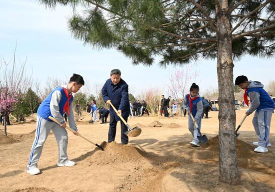 Xi stresses pooling strength to build Beautiful China