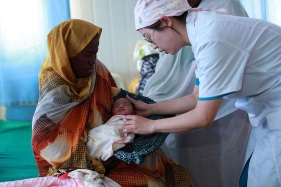 China boosts medical aid for maternal, child health overseas