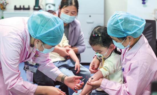 Identical twins donate cells to keep mother alive