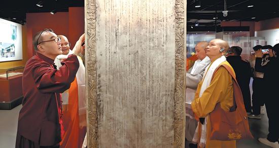 Foreign Buddhist practitioners visit key Tibetan sites
