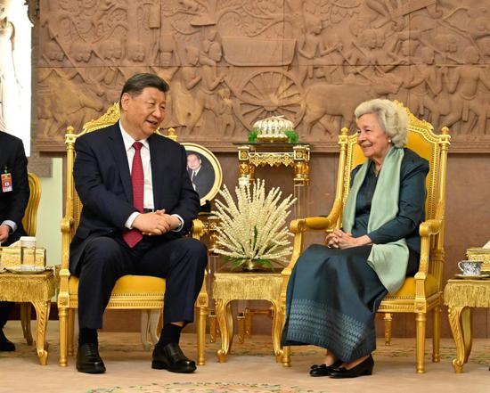 Xi hails Queen Mother Monineath as promoter of China-Cambodia friendship