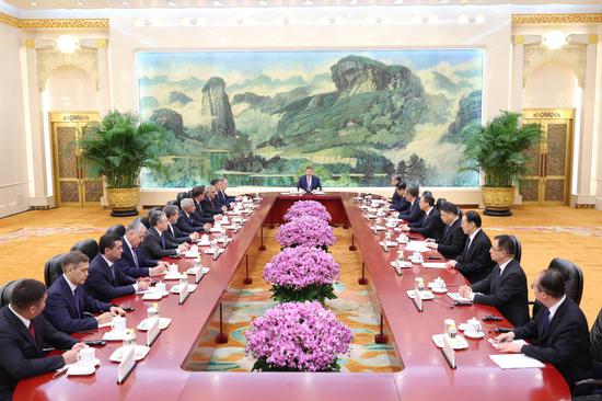 Xi meets heads of foreign delegations attending SCO council of foreign ministers meeting