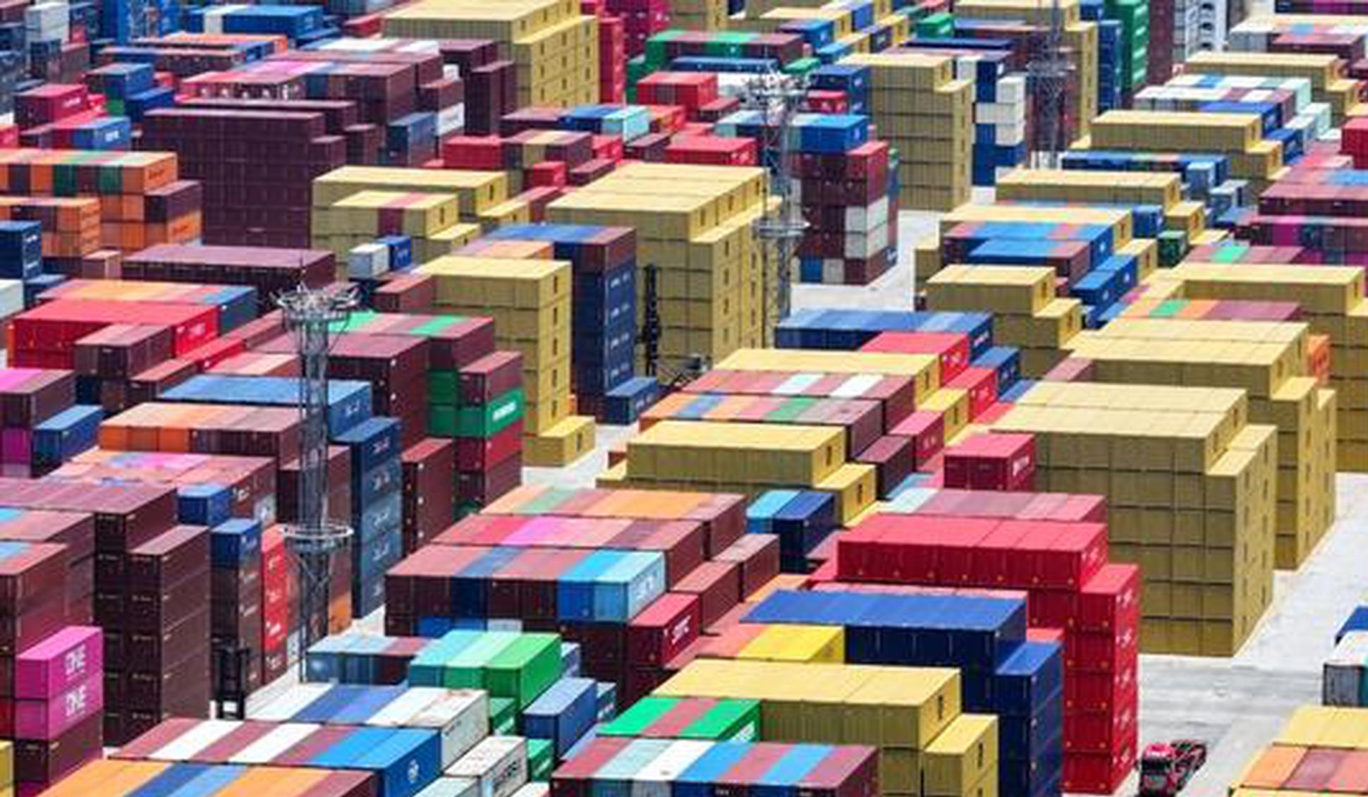 US tariff threat causes quayside jams