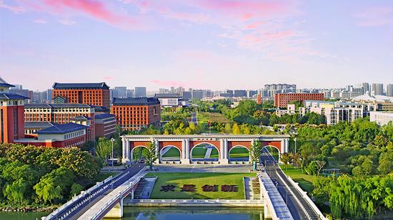 Young doctoral supervisor falls to death from school building in Zhejiang University
