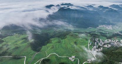 Exploring stunning sea of clouds in southwest China
