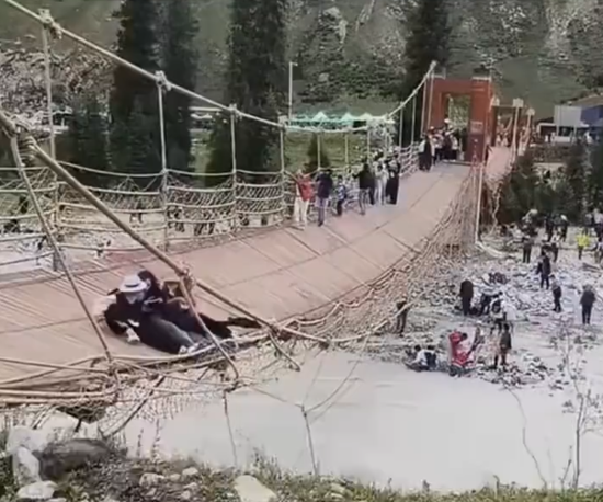 Suspension bridge cable snaps at Xinjiang scenic area, killing 5​