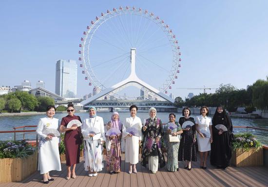 Peng Liyuan, spouses of foreign leaders attending SCO summit tour Tianjin