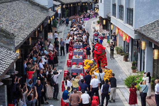 Long Street Banquet in SW China's Sichuan attracts tourists