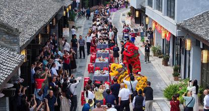 Long Street Banquet in SW China's Sichuan attracts tourists