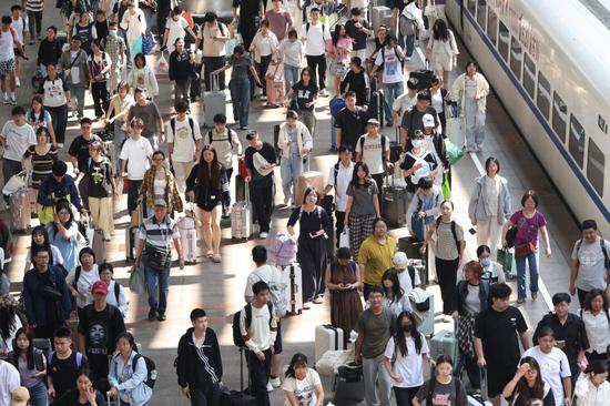 Yangtze river delta railways see peak return travel rush