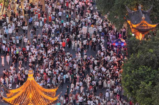 China sees 888 m domestic trips during National Day and Mid-Autumn Festival holiday