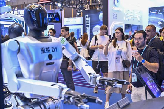 Smart service robots attract buyers at 138th Canton Fair
