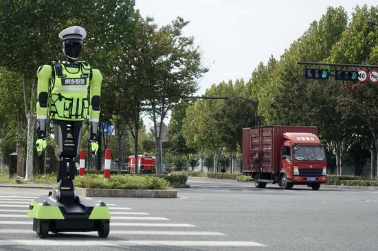 Robot traffic officer works in Wuzhen, E China's Zhejiang