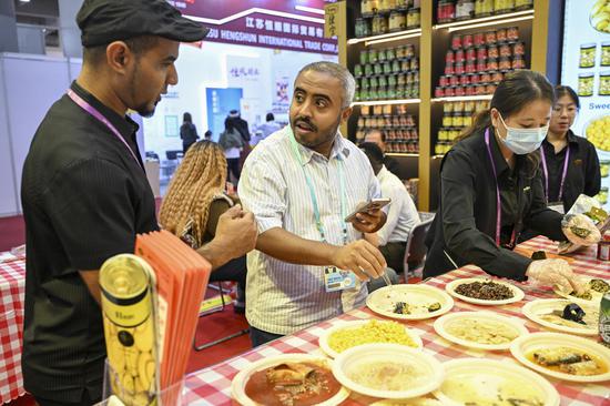 Chinese food enterprises attract global buyers at 3rd phase of 138th edition of Canton Fair