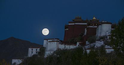 Super moon seen across China 