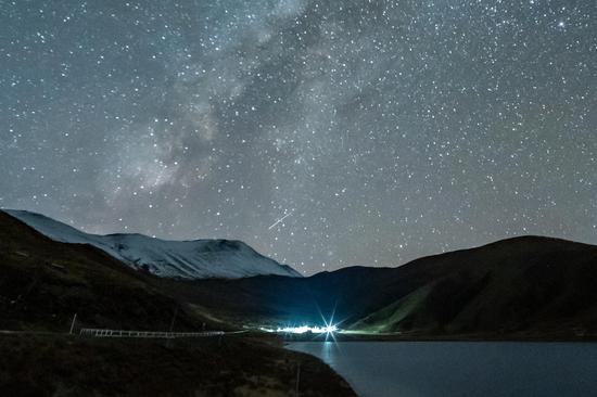Leonid meteor shower lights up night sky in China's Xizang