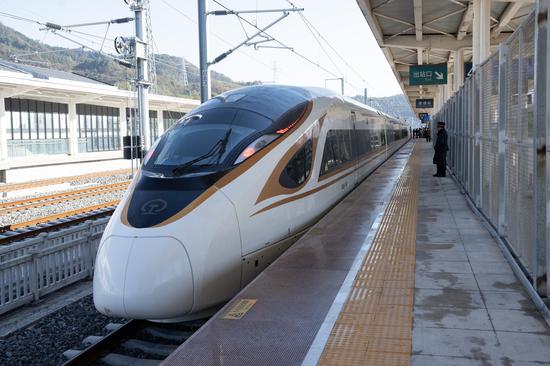 Hangzhou-Quzhou high-speed railway begins trial runs in China's Zhejiang