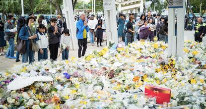 Hong Kong residents mourn fire victims with spontaneous flower tributes