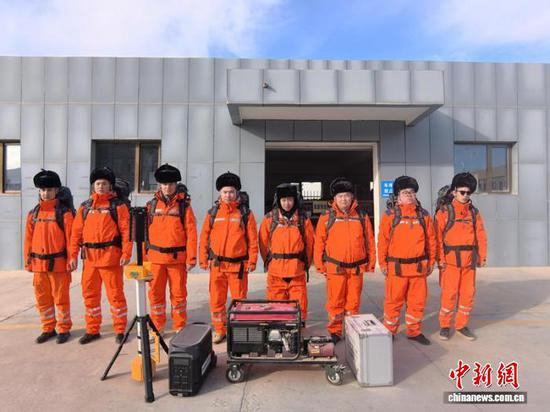 The State Grid branch in Kizilsu Kirgiz Autonomous Prefecture dispatches support teams with essential supplies to the earthquake-hit area.(Photo provided to China News Network)