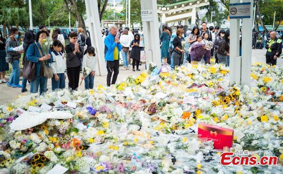 Large numbers of Hong Kong residents voluntarily line up outside the police cordon to lay flowers and mourn the fire victims at Wang Fuk Court, a residential area in Tai Po of Hong Kong, on Nov. 30, 2025. (Photo: China News Service/Hou Yu)