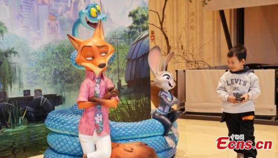 Zootopia 2-themed installations draw local visitors in Beijing on Dec. 2, 2025. (Photo: China News Service/Zhang Xiangyi)