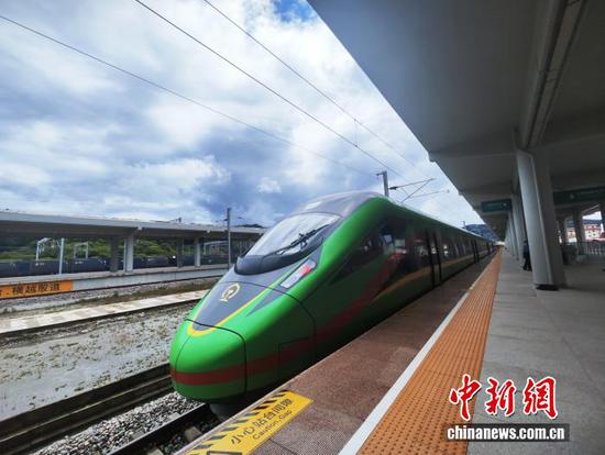 A passenger train stops at China-Laos Railway. (Photo: China News Network/ Liu Yue)