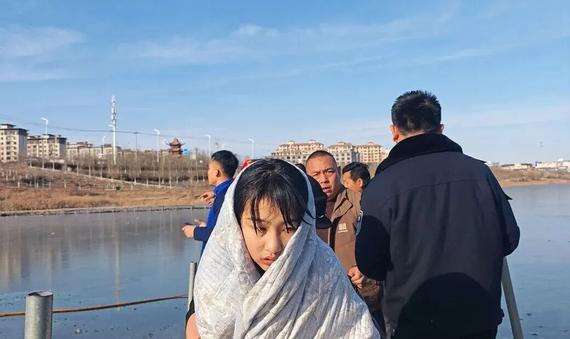 Li Jiating, completely soaked after the rescue. (Photo/Official WeChat account of People's Daily)