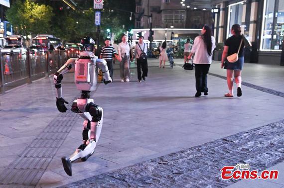 Photo taken on Aug. 19, 2025 shows a humanoid robot running on the street near the West Lake in Hangzhou, east China’s Zhejiang Province. (Photo: China News Service/Wang Gang)