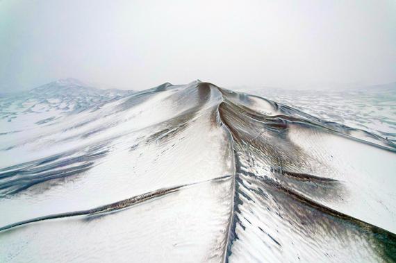 Kum Tag Desert in northwest China's Xinjiang Uygur Autonomous Region welcomes its first snowfall this winter on Dec. 11, 2025. (Photo provided to China News Service)